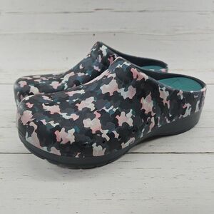 Dansko Kane EU 38 US 7.5-8 Gray Pink Camo Molded Slip On Lightweight Clogs‎